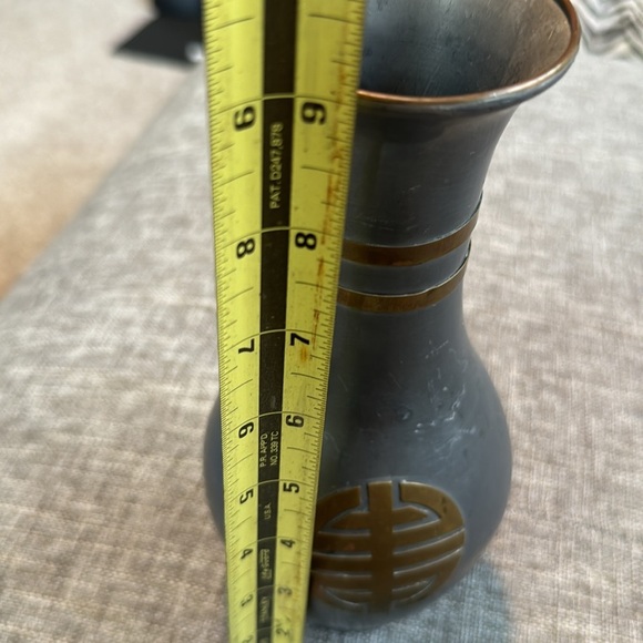 VINTAGE CHINESE / HONG KONG PURE PEWTER W/BRASS SMALL VASE crabs - Picture 2 of 10